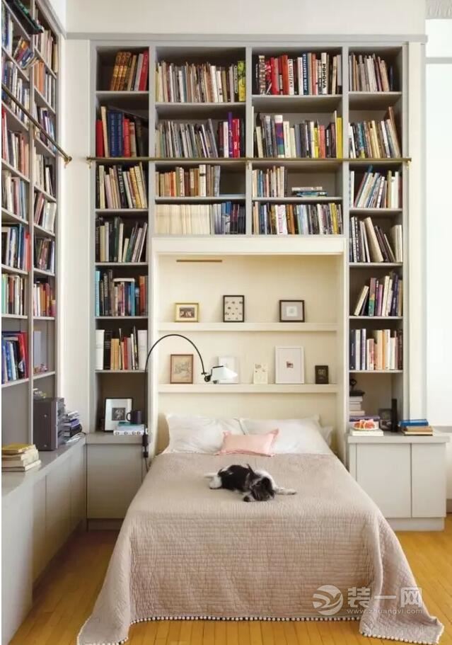 在柜子靠床的内侧装两个搁柜做床头柜.